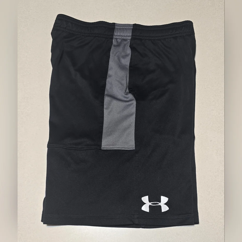 Under Armour Heatgear Loose Stunt Big Logo Shorts Boy's Youth S Small Black Gray - Picture 5 of 8